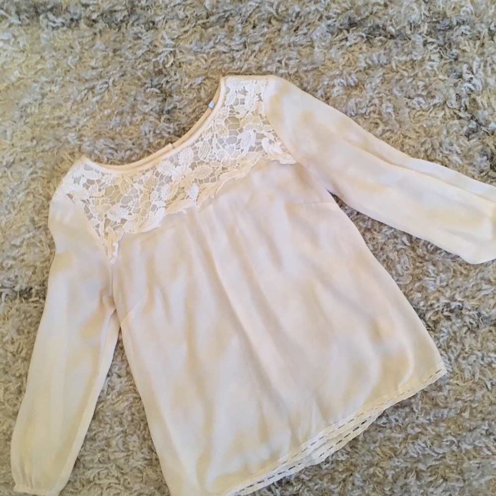 Adorable white blouse with lace detail